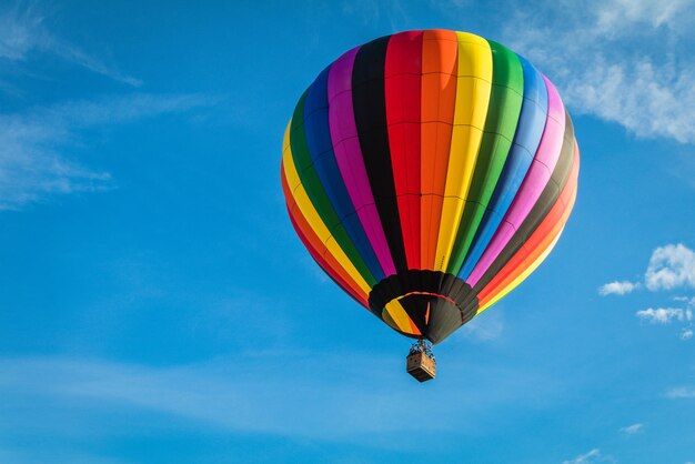 Vue à bas angle d'un ballon à air chaud contre le ciel bleu