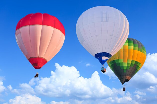 Vue à bas angle d'un ballon à air chaud contre le ciel