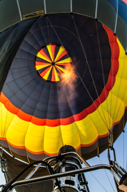 Photo vue à bas angle d'un ballon à air chaud