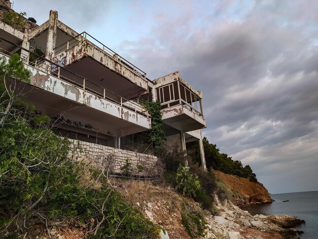 Photo vue à bas angle d'un bâtiment abandonné contre le ciel