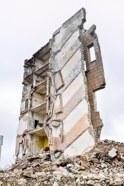 Vue en bas angle d'un bâtiment abandonné contre le ciel