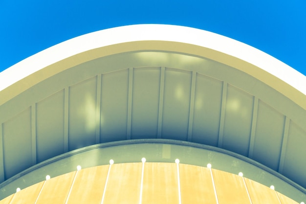 Vue à bas angle d'un bâtiment éclairé contre un ciel bleu clair