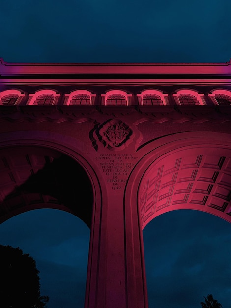 Vue à bas angle d'un bâtiment éclairé contre le ciel