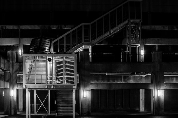 Vue en bas angle d'un bâtiment éclairé la nuit