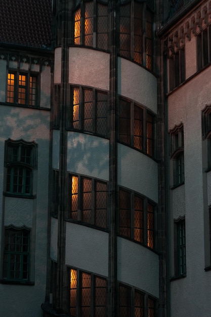 Vue en bas angle d'un bâtiment éclairé la nuit