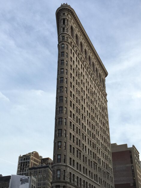 Photo vue à bas angle d'un bâtiment moderne sur un ciel nuageux