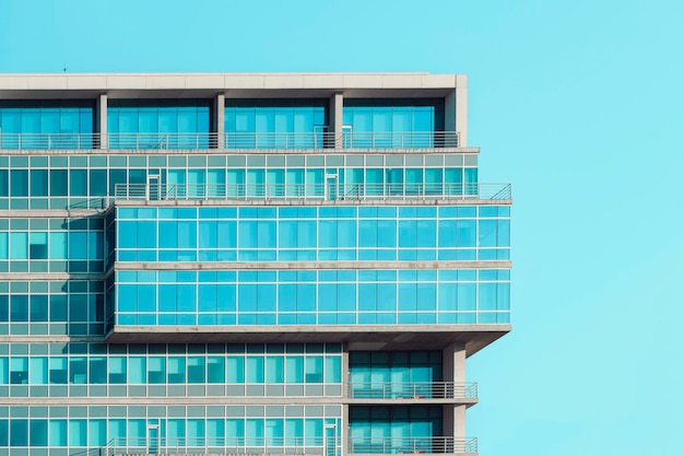 Vue à bas angle d'un bâtiment moderne contre un ciel bleu clair