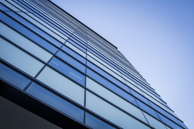 Vue à bas angle d'un bâtiment moderne contre un ciel bleu clair