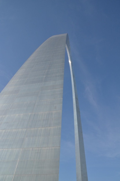 Vue à bas angle d'un bâtiment moderne contre le ciel bleu