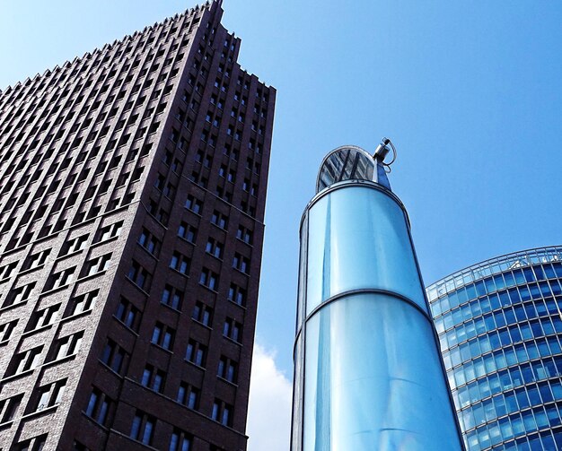 Photo vue à bas angle d'un bâtiment moderne contre le ciel bleu
