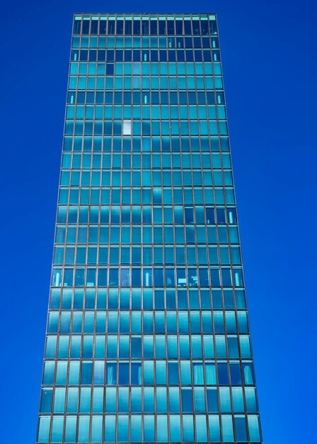 Photo vue à bas angle d'un bâtiment moderne contre le ciel bleu