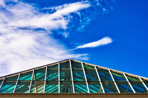 Photo vue à bas angle d'un bâtiment moderne contre le ciel bleu