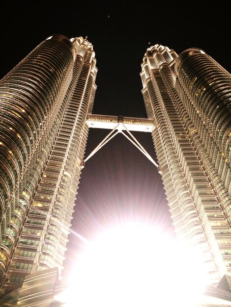 Photo vue à bas angle d'un bâtiment moderne contre le ciel la nuit