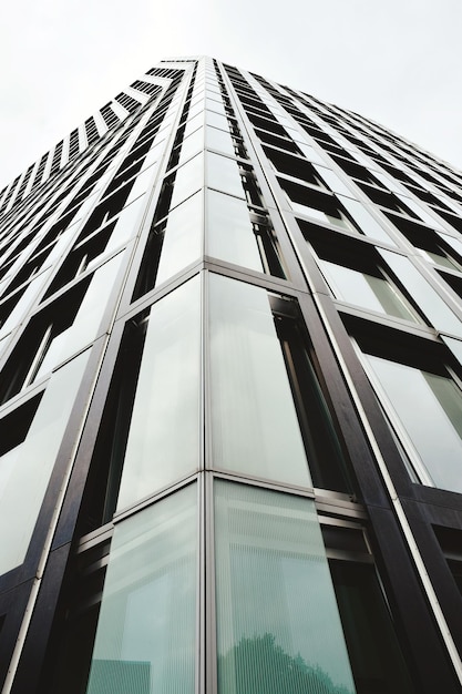 Vue en bas angle d'un bâtiment moderne contre le ciel