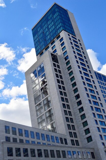 Vue à bas angle d'un bâtiment moderne contre le ciel