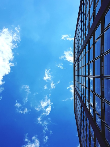 Vue à bas angle d'un bâtiment moderne contre le ciel