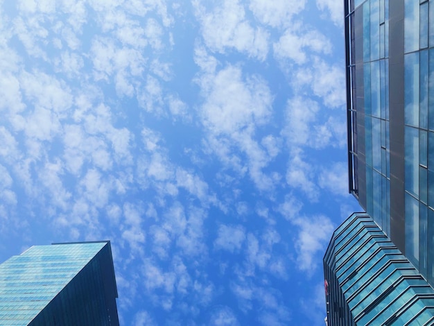 Photo vue à bas angle d'un bâtiment moderne contre le ciel
