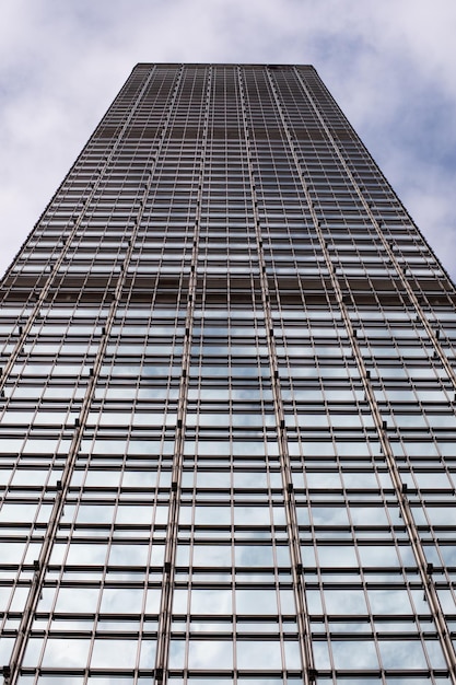 Photo vue à bas angle d'un bâtiment moderne contre le ciel