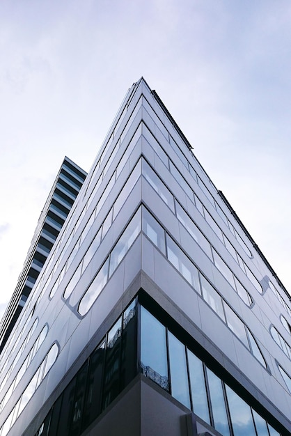 Vue à bas angle d'un bâtiment moderne contre le ciel