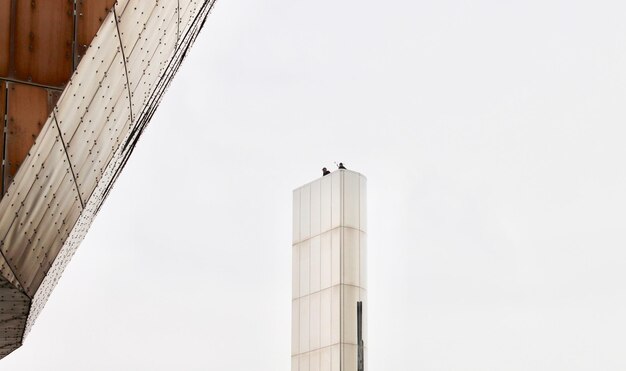 Vue à bas angle d'un bâtiment moderne contre le ciel