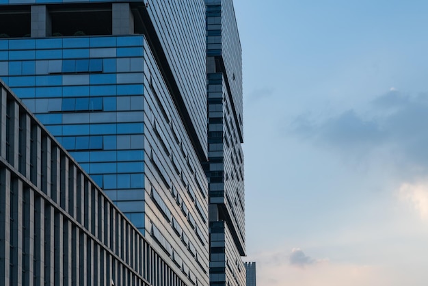 Vue à bas angle d'un bâtiment moderne contre le ciel