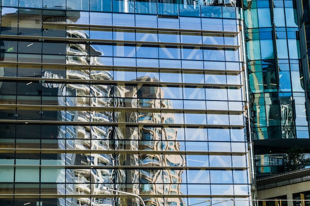 Photo vue à bas angle d'un bâtiment moderne en verre
