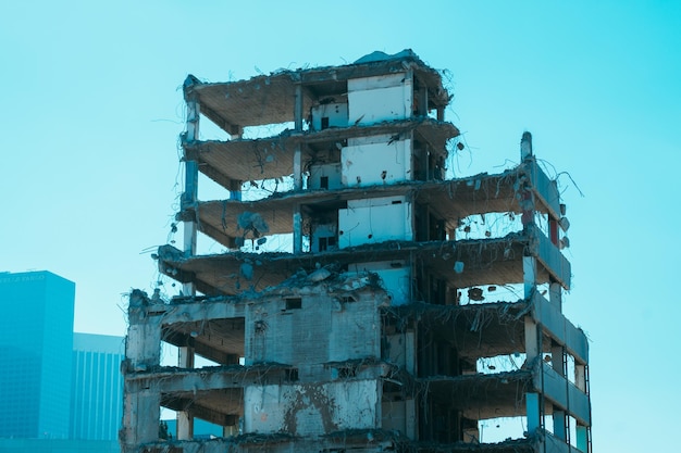 Vue à bas angle d'un bâtiment partiellement démoli contre le ciel