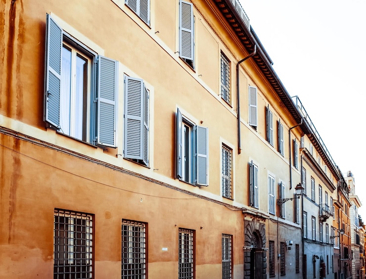 Photo vue à bas angle d'un bâtiment résidentiel contre un ciel dégagé