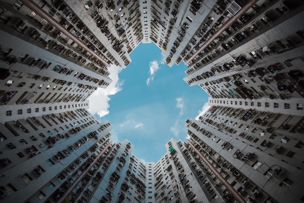 Vue à bas angle des bâtiments sur un ciel nuageux