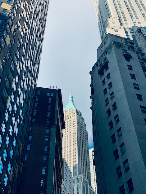 Vue à bas angle des bâtiments contre le ciel