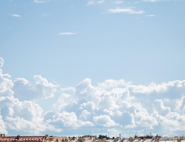 Vue à bas angle des bâtiments contre le ciel