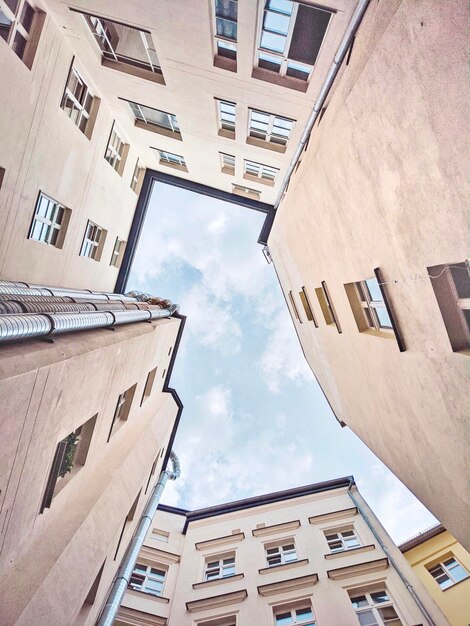 Vue à bas angle des bâtiments contre le ciel