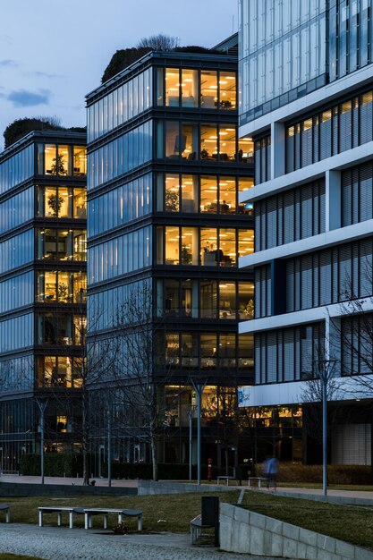 Photo vue à bas angle des bâtiments modernes dans l'heure bleue