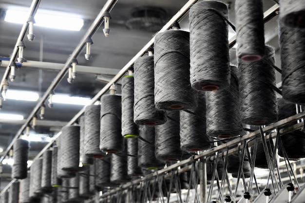 Photo vue à bas angle des bobines de fil sur les machines dans l'industrie