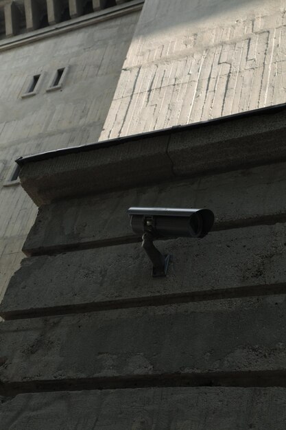 Photo vue à bas angle de la caméra de sécurité sur le bâtiment