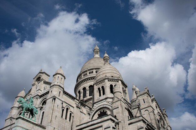 Photo vue à bas angle de la cathédrale contre le ciel