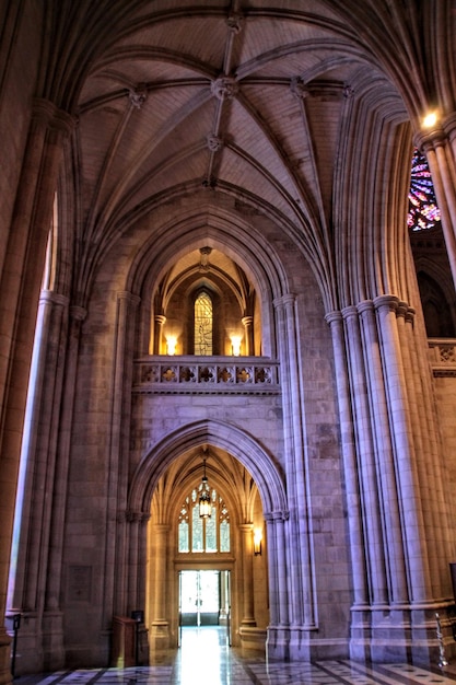 Photo vue à bas angle de la cathédrale éclairée