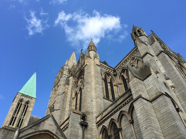 Photo vue à bas angle de la cathédrale de truro contre le ciel bleu