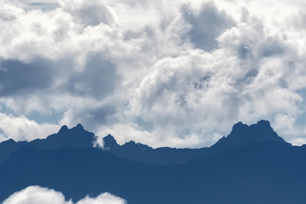 Photo vue à bas angle de la chaîne de montagnes contre le ciel