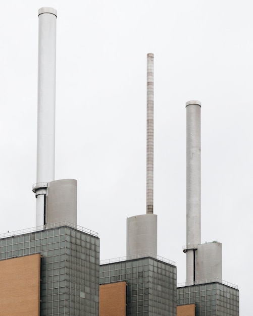 Photo vue en bas angle de la cheminée de fumée contre le ciel