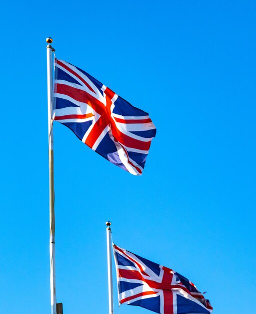 Vue à bas angle des drapeaux sur un ciel bleu clair