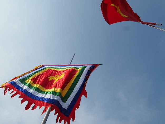 Vue à bas angle des drapeaux à l'extérieur du temple de ngoc son contre le ciel bleu