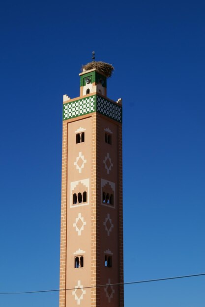 Vue à bas angle du bâtiment sur un ciel bleu clair