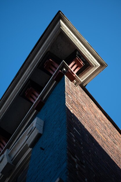 Vue à bas angle du bâtiment sur le ciel bleu