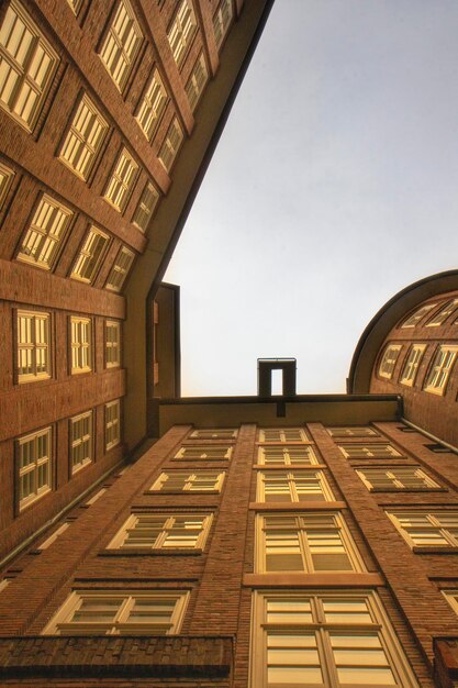 Photo vue à bas angle du bâtiment sur un ciel dégagé