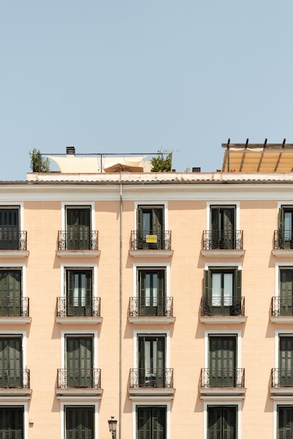 Photo vue à bas angle du bâtiment sur un ciel dégagé