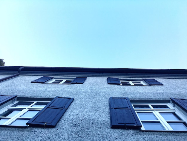 Vue à bas angle du bâtiment sur un ciel dégagé