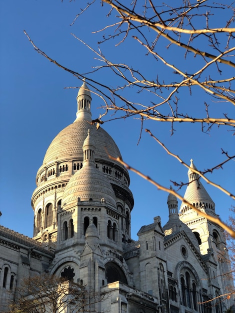 Photo vue en bas angle du bâtiment contre le ciel bleu