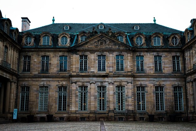 Vue à bas angle du bâtiment contre le ciel