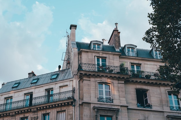 Photo vue en bas angle du bâtiment contre le ciel